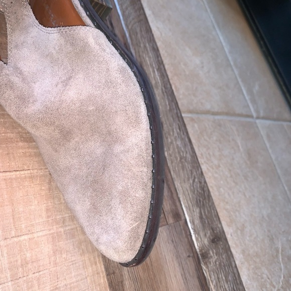 Lucky Brand Giovanna Gray Suede Cut Out Pointed Toe Booties Size 10 Grommets - Picture 3 of 7